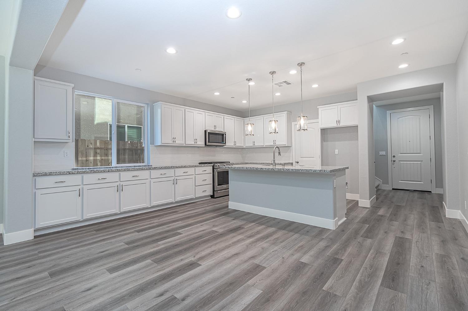 909 Meadowlands Dr, Oakdale, CA 95361