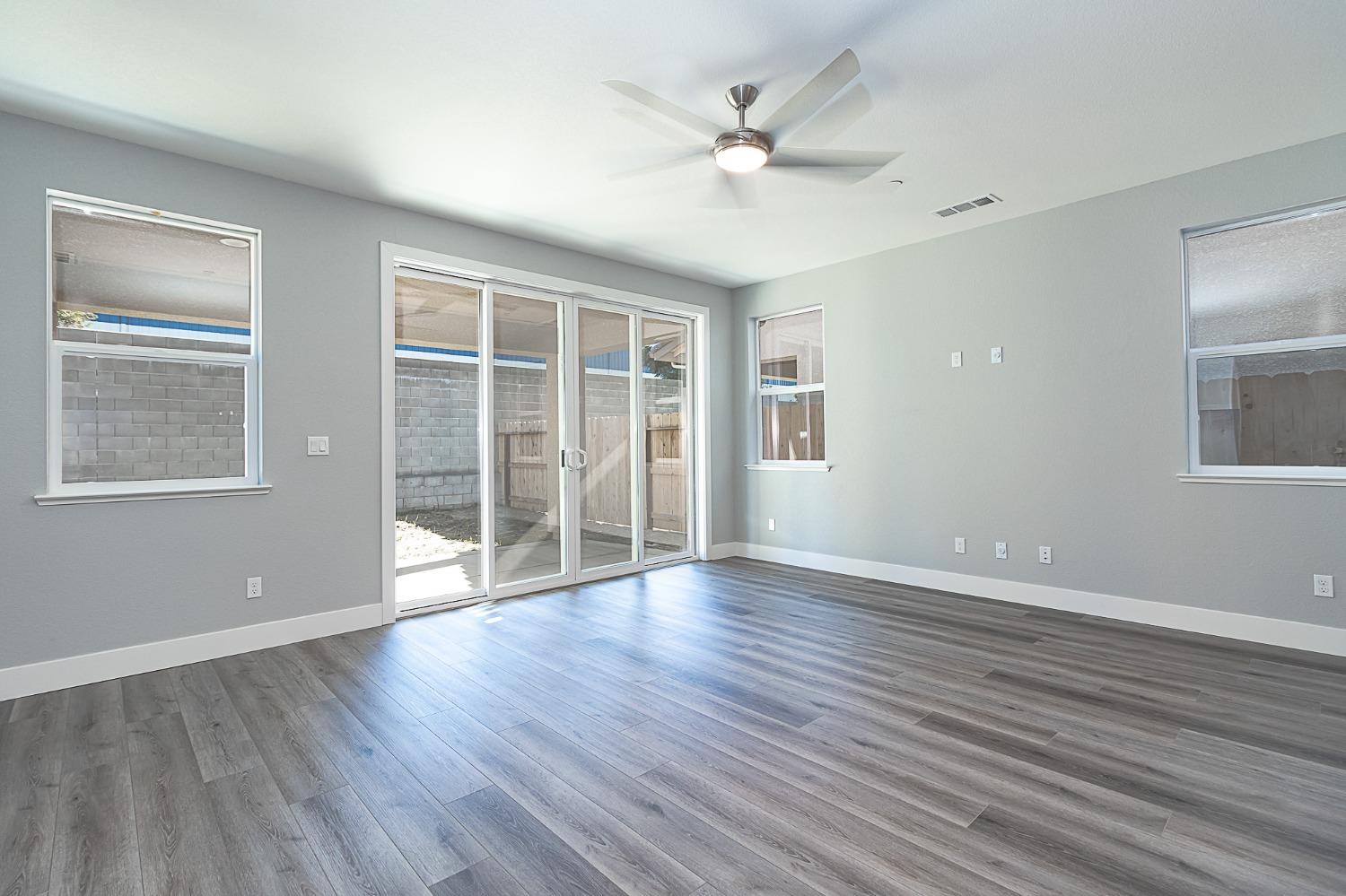 909 Meadowlands Dr, Oakdale, CA 95361