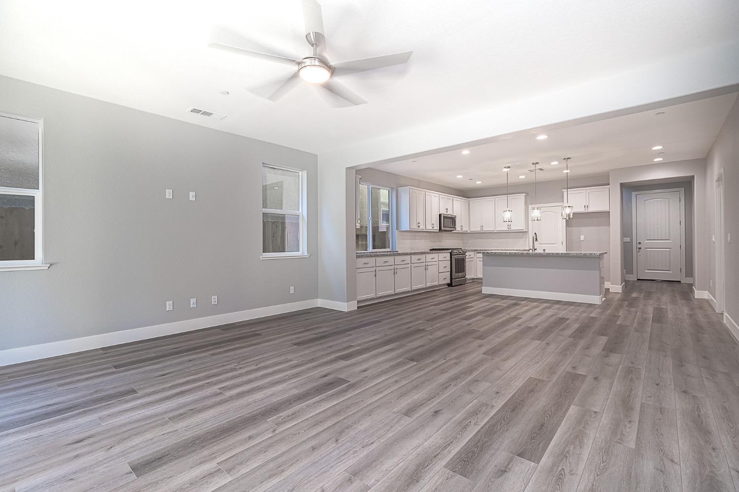 909 Meadowlands Dr, Oakdale, CA 95361