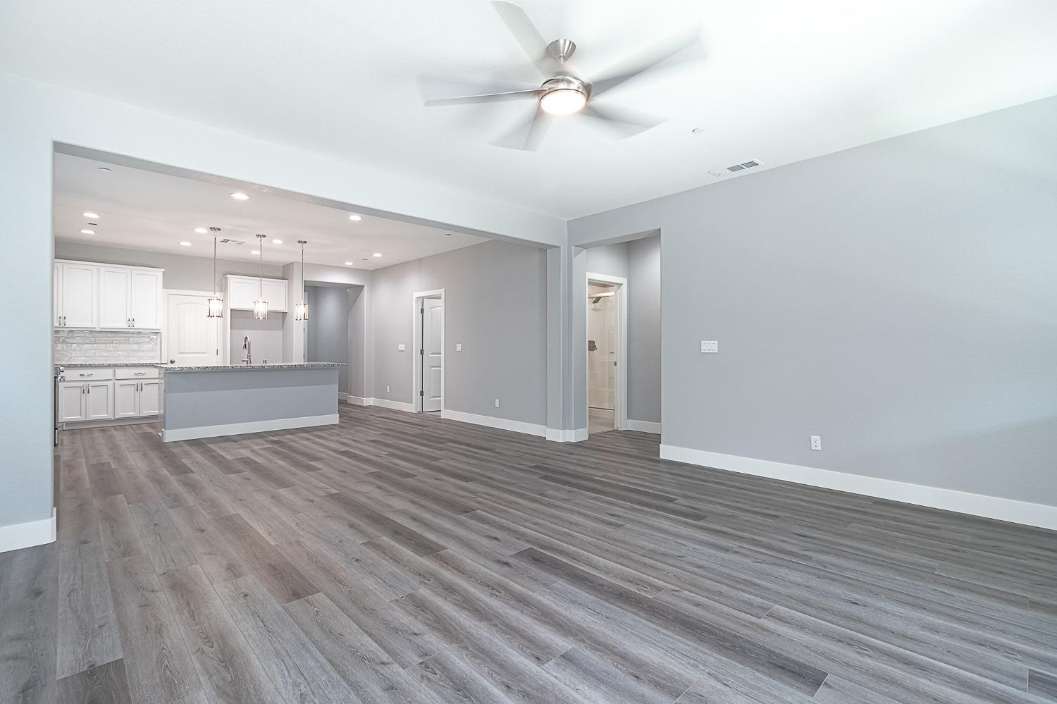 909 Meadowlands Dr, Oakdale, CA 95361