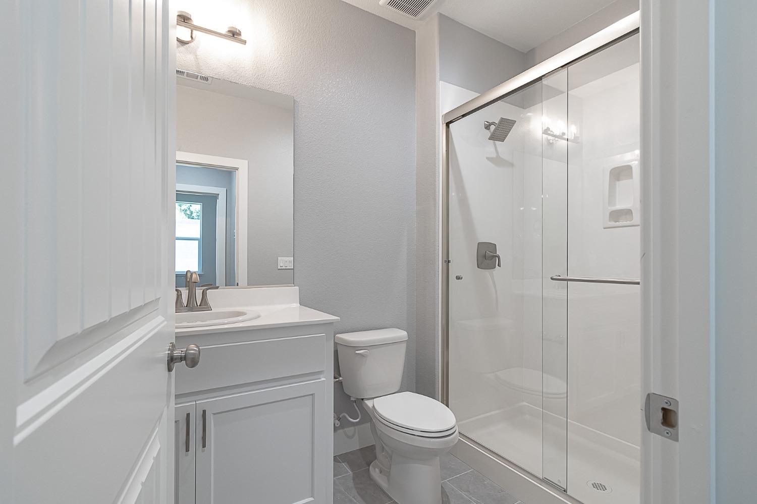 909 Meadowlands Dr, Oakdale, CA 95361