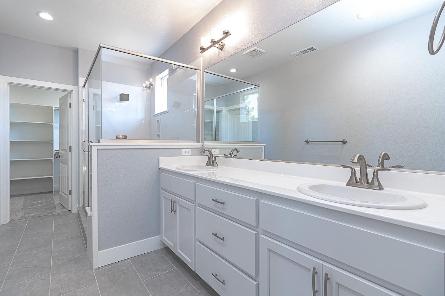 909 Meadowlands Dr, Oakdale, CA 95361