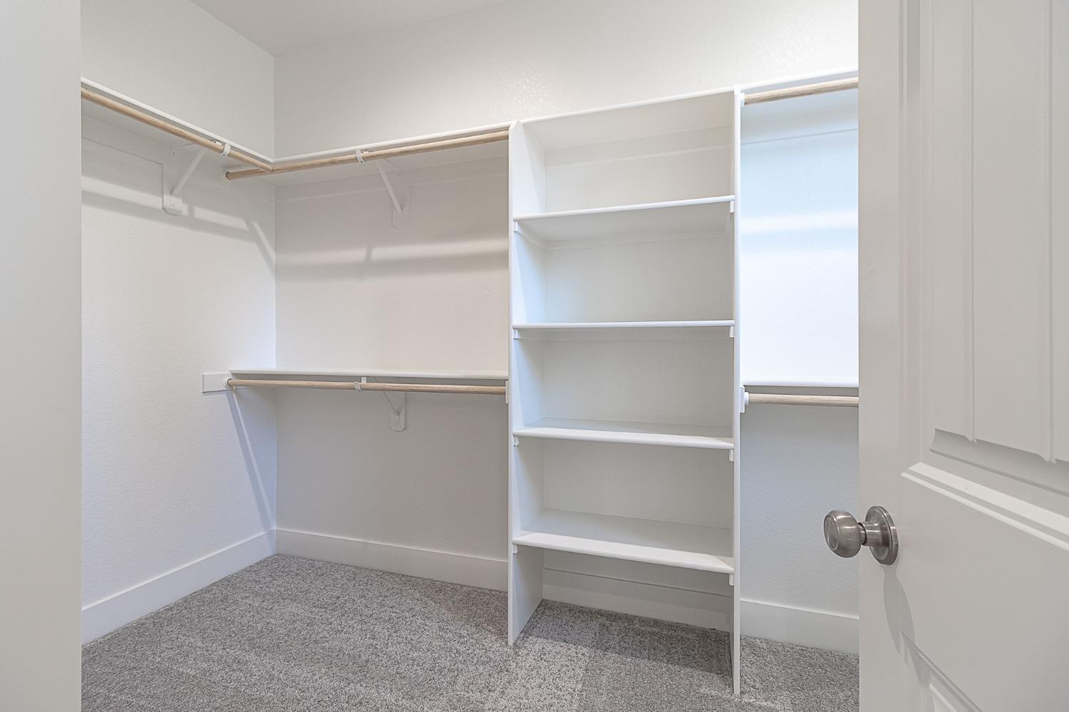 909 Meadowlands Dr, Oakdale, CA 95361