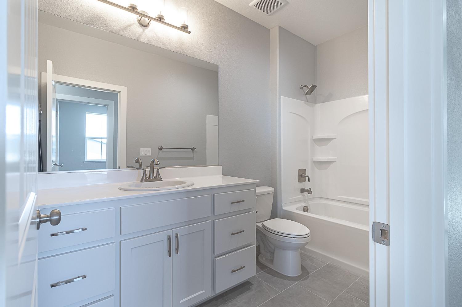 909 Meadowlands Dr, Oakdale, CA 95361