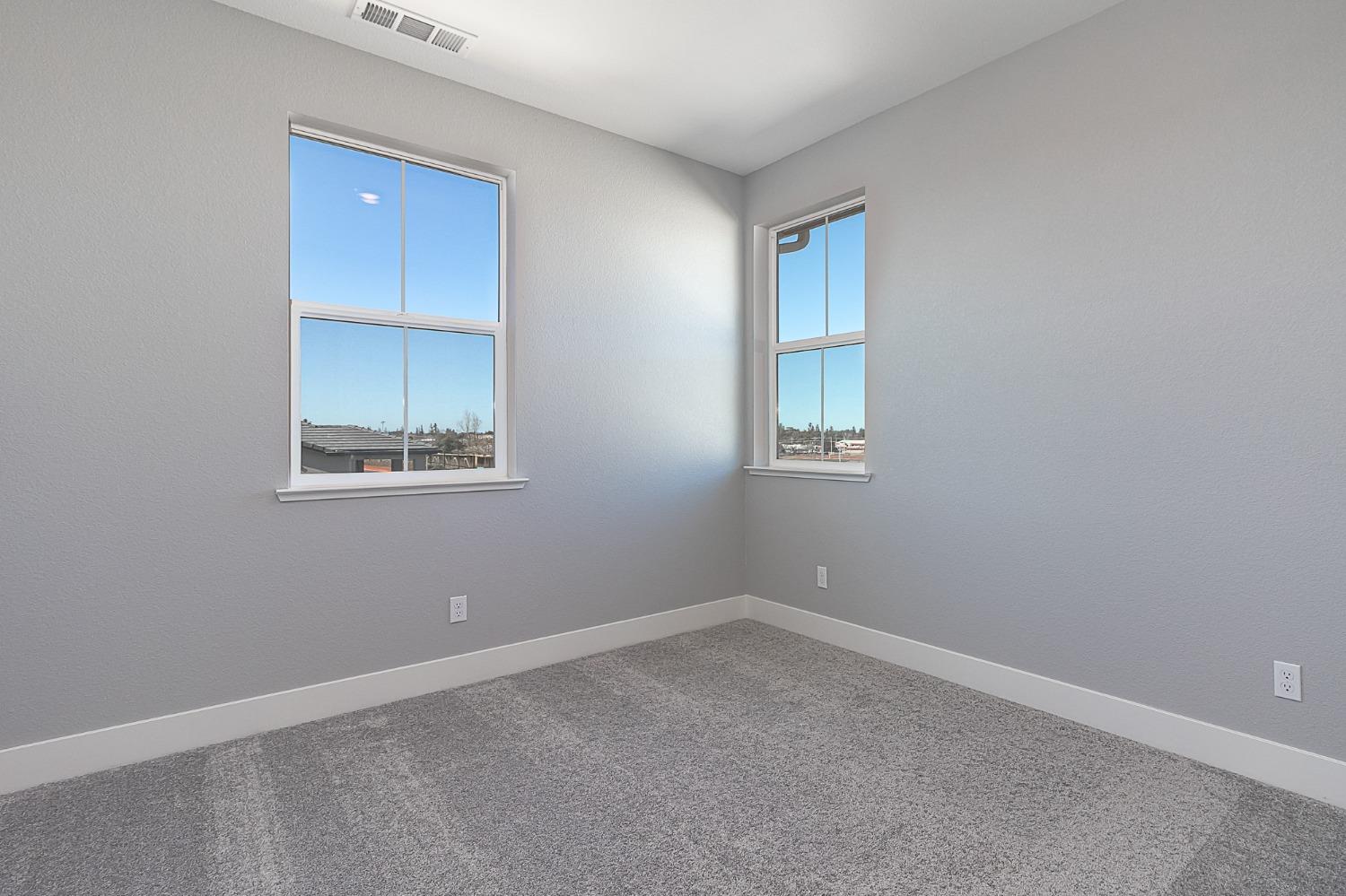 909 Meadowlands Dr, Oakdale, CA 95361