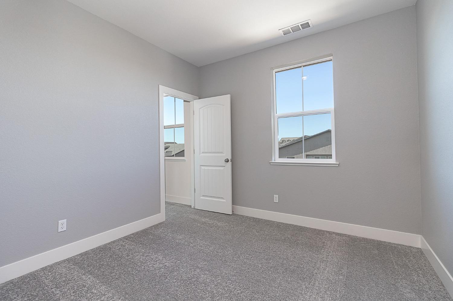 909 Meadowlands Dr, Oakdale, CA 95361