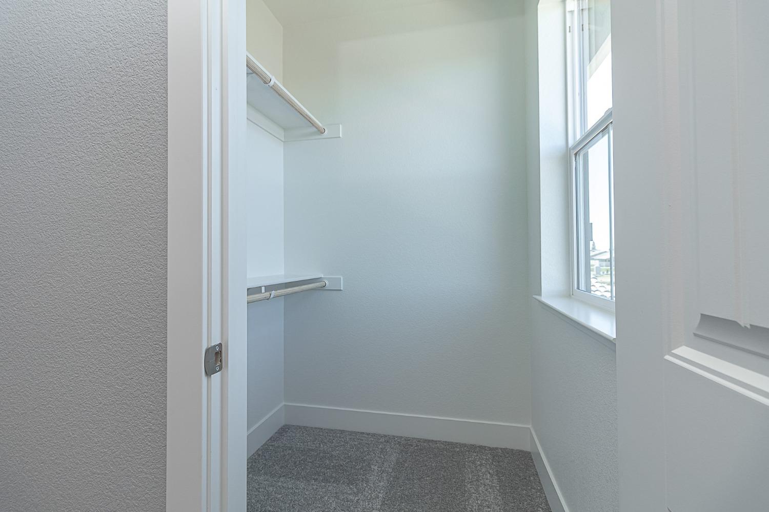 909 Meadowlands Dr, Oakdale, CA 95361