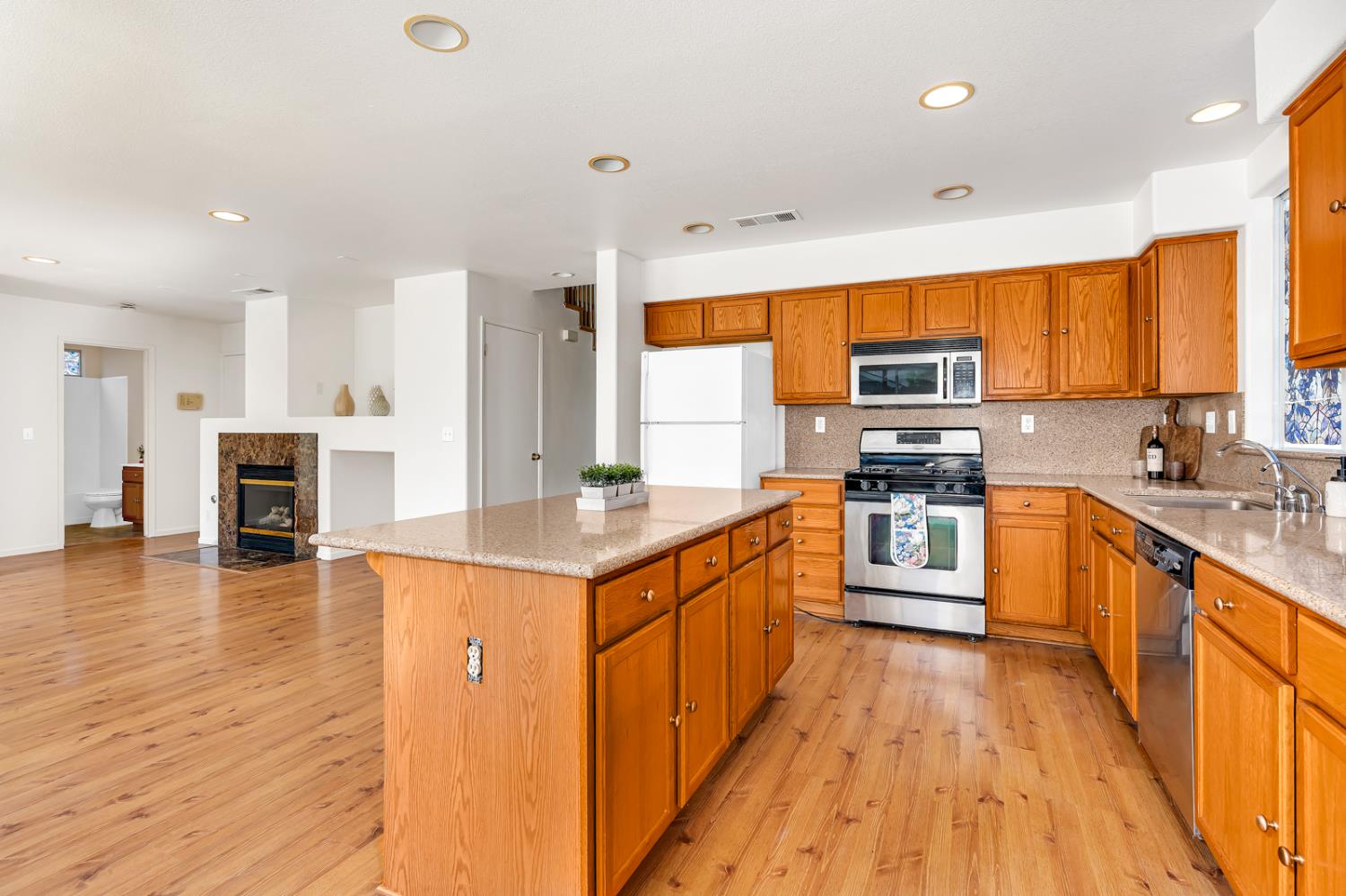 661 Sandhill Crane Dr, Los Banos, CA 93635