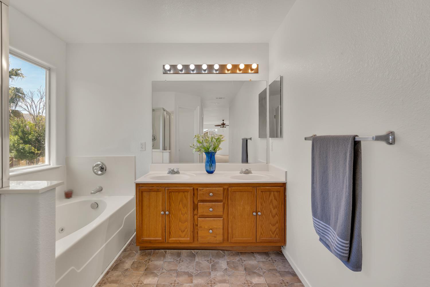 661 Sandhill Crane Dr, Los Banos, CA 93635