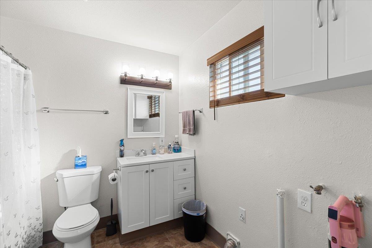 180 E J St, Oakdale, CA 95361