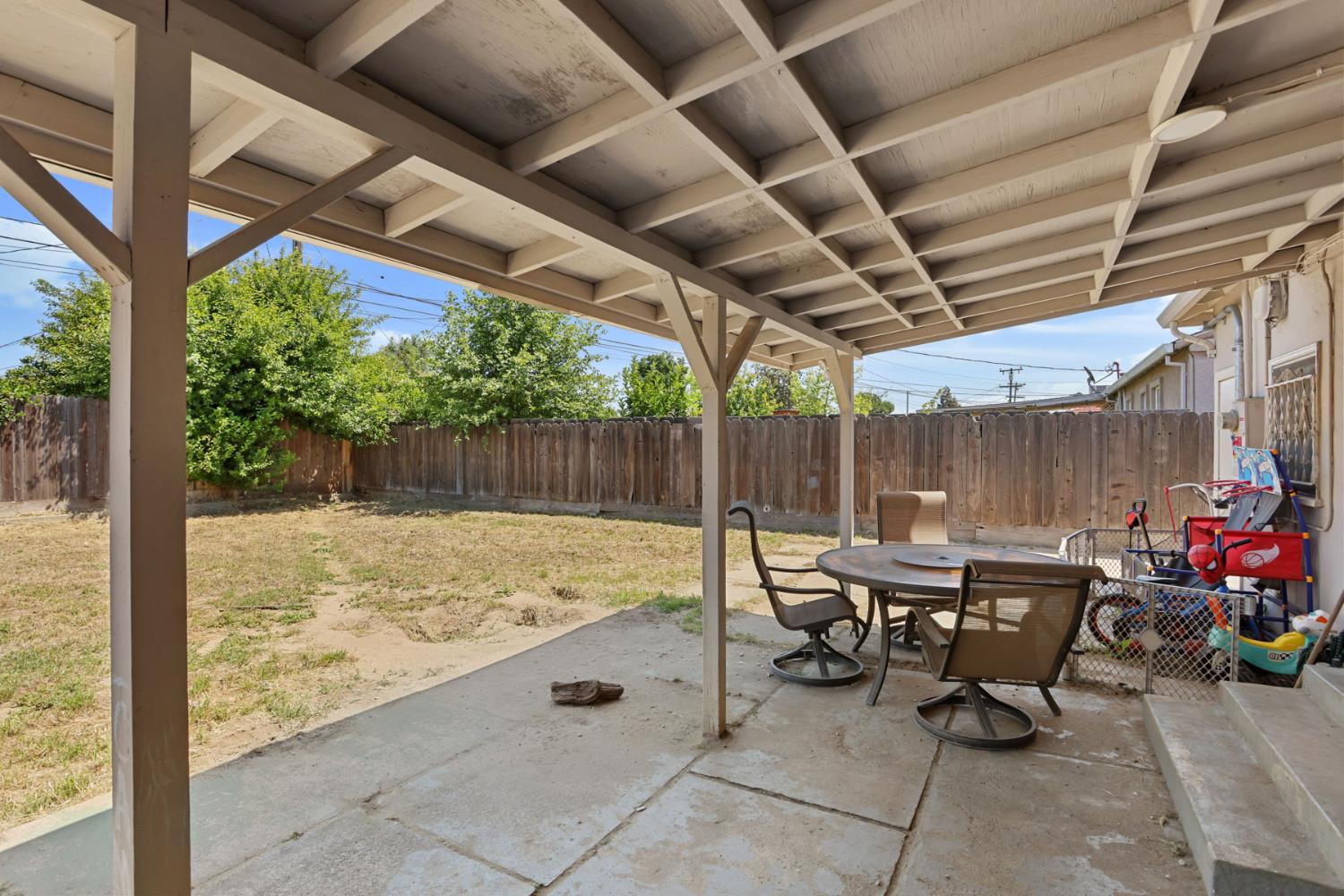 651 Pine St, Manteca, CA 95336