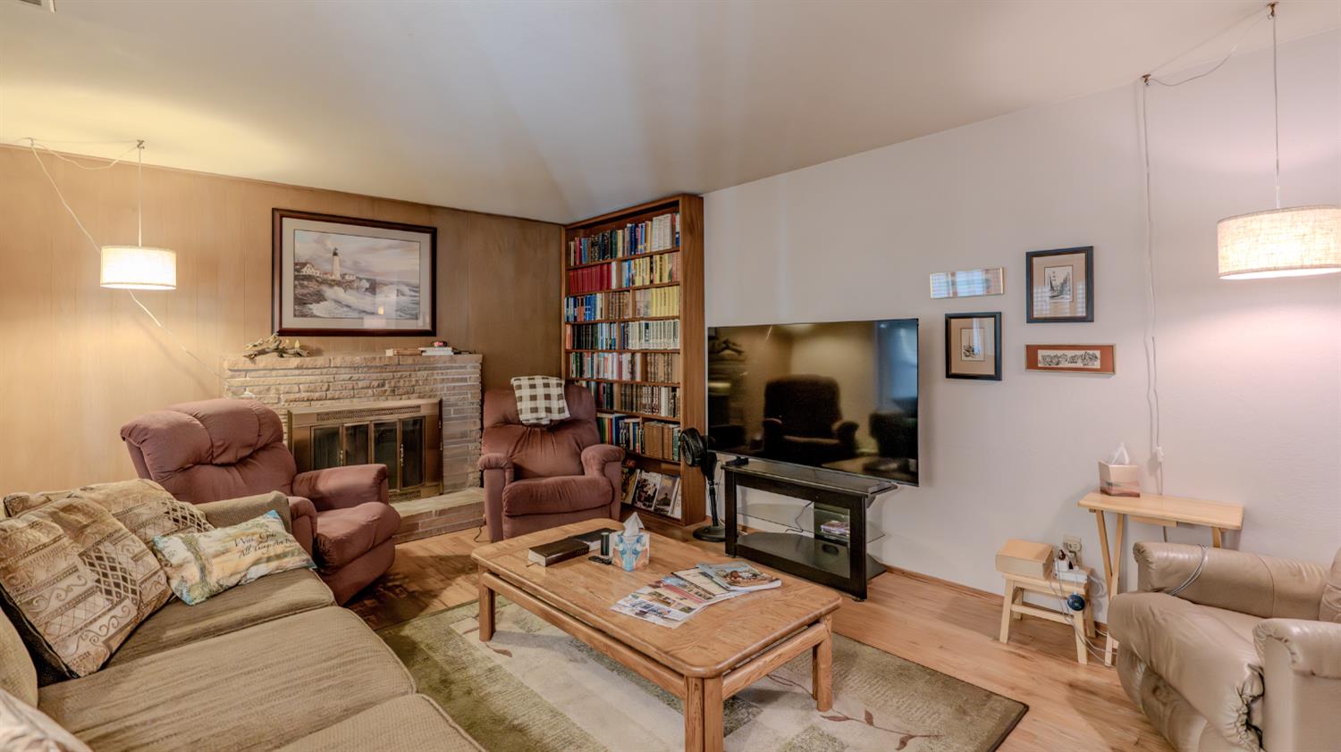 1618 Oakwood Dr, Modesto, CA 95350