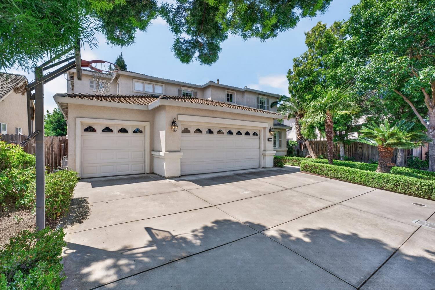 2116 E 2116 Steinbeck Dr Dr, Modesto, CA 95356