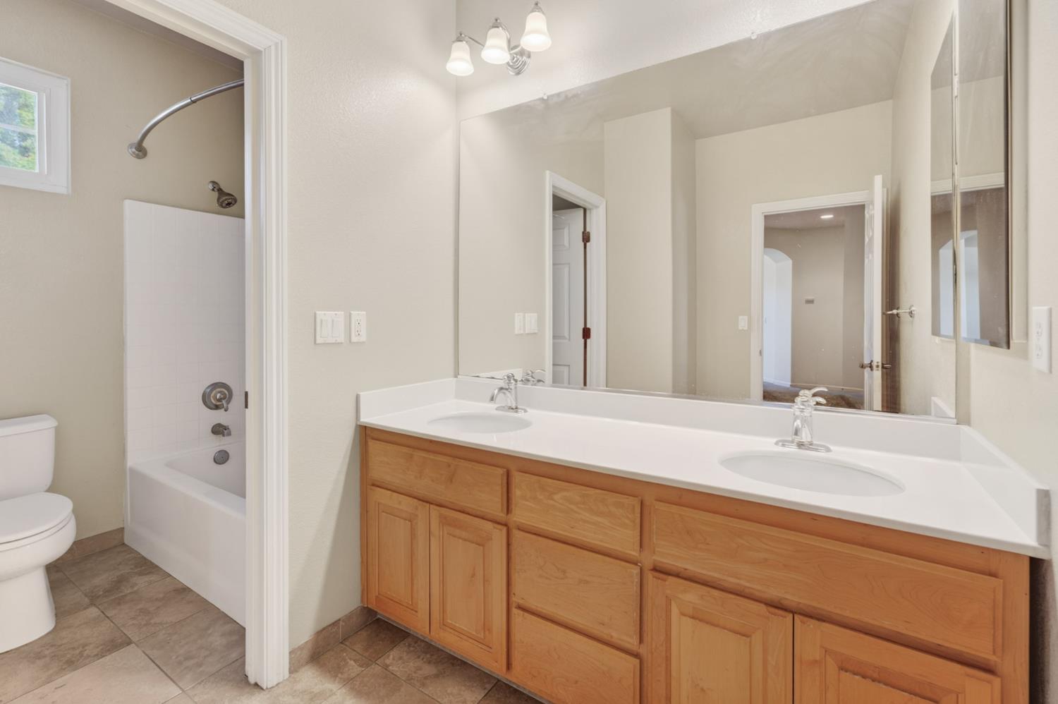 2116 E 2116 Steinbeck Dr Dr, Modesto, CA 95356