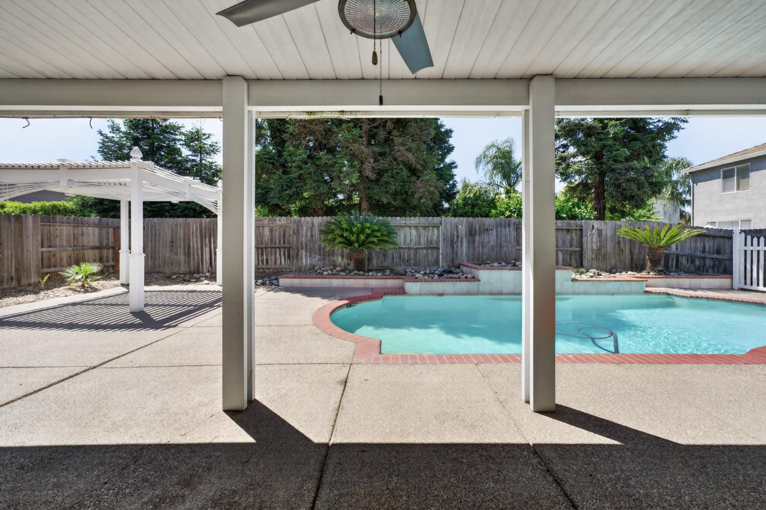 2116 E 2116 Steinbeck Dr Dr, Modesto, CA 95356