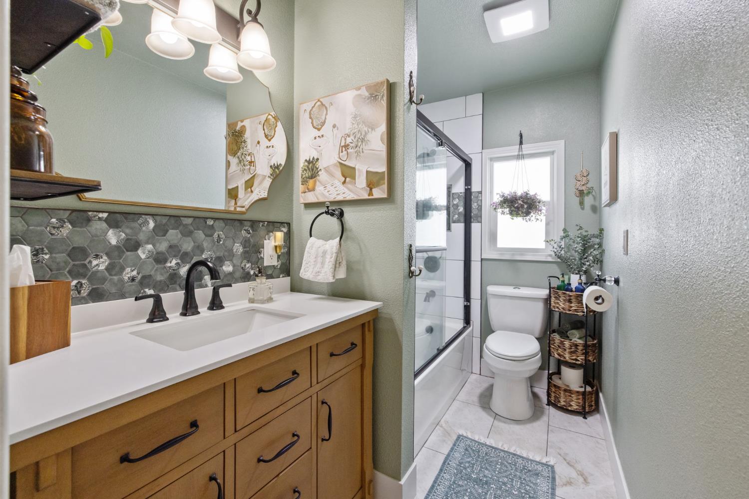 124 W Florinda St, Hanford, CA 93230