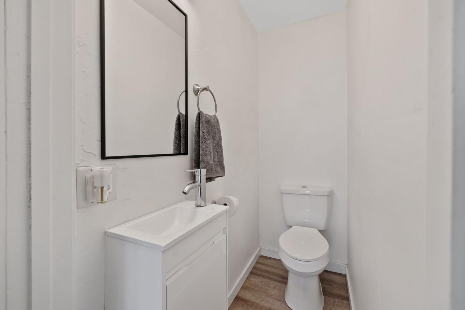 124 W Florinda St, Hanford, CA 93230