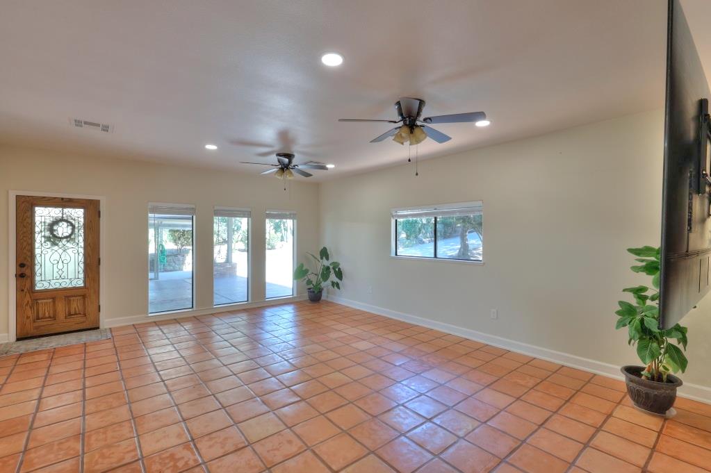 11714 Livingston Cressey Rd, Livingston, CA 95334