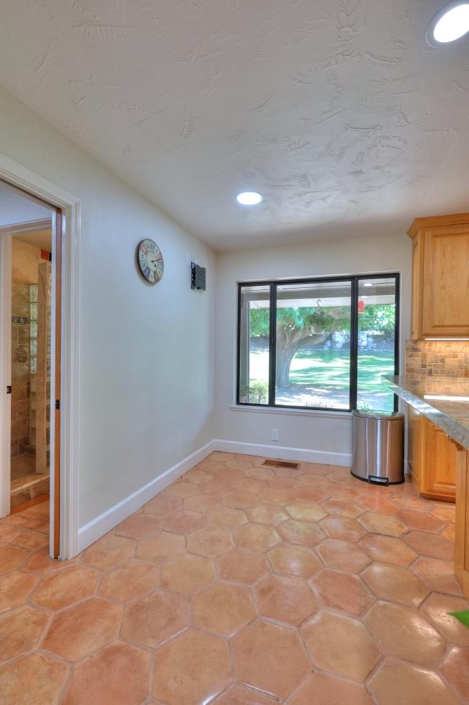 11714 Livingston Cressey Rd, Livingston, CA 95334