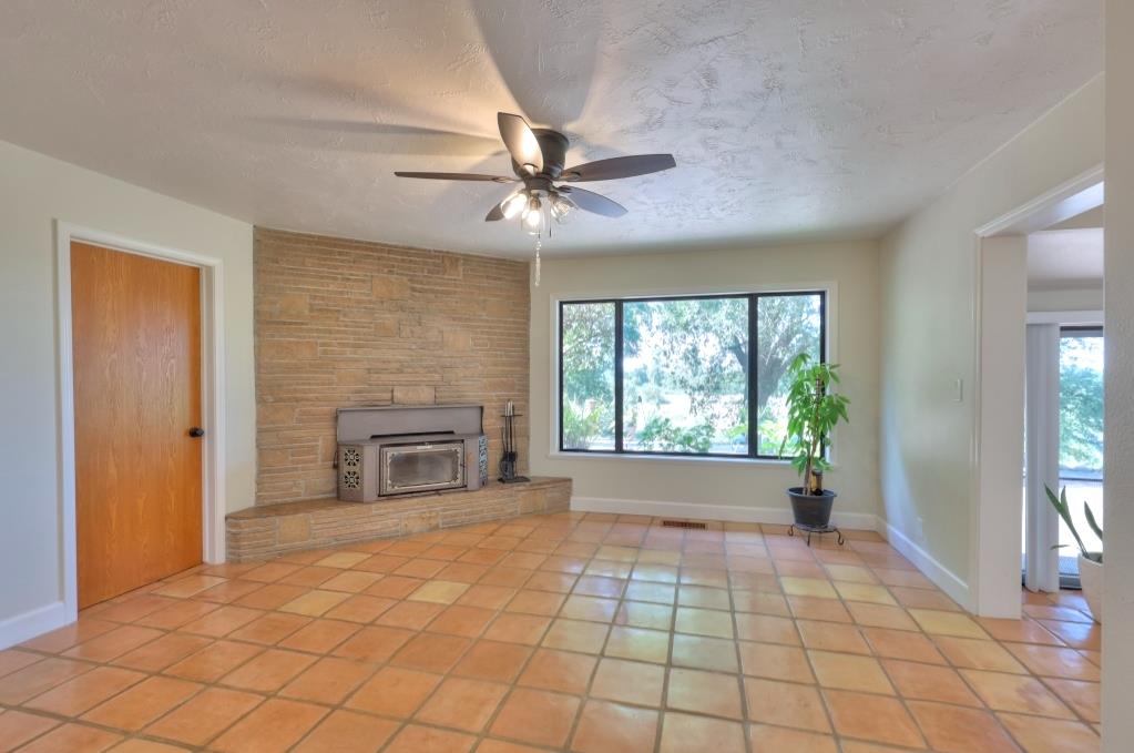 11714 Livingston Cressey Rd, Livingston, CA 95334