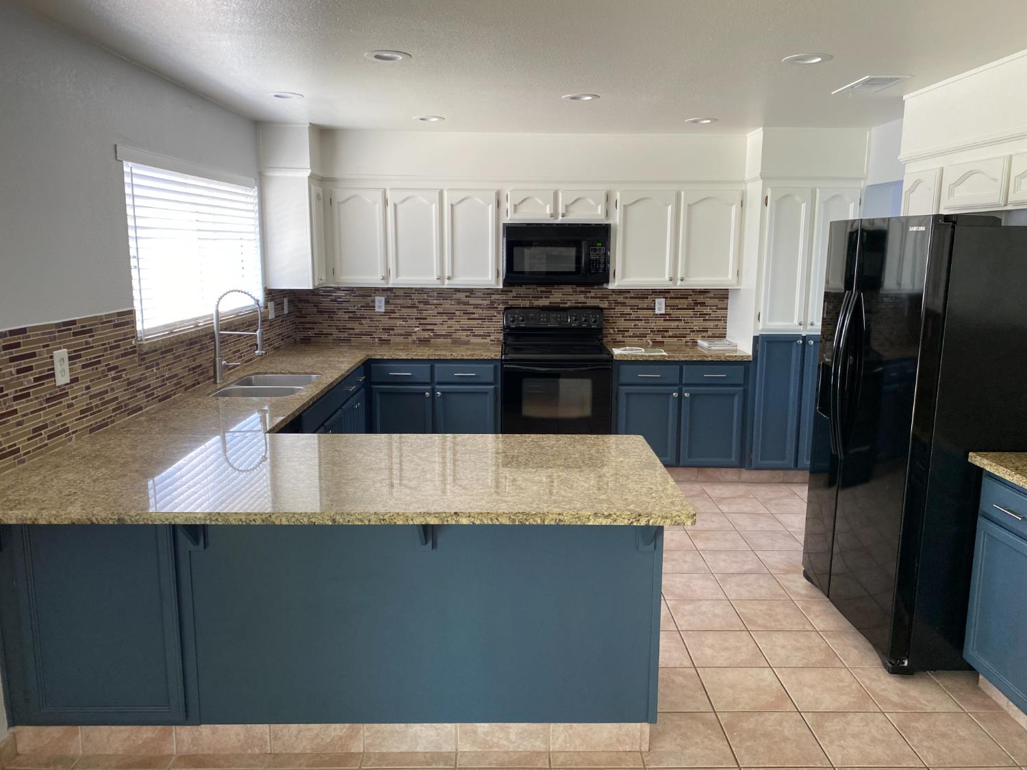 2500 Country Manor Dr, Riverbank, CA 95367