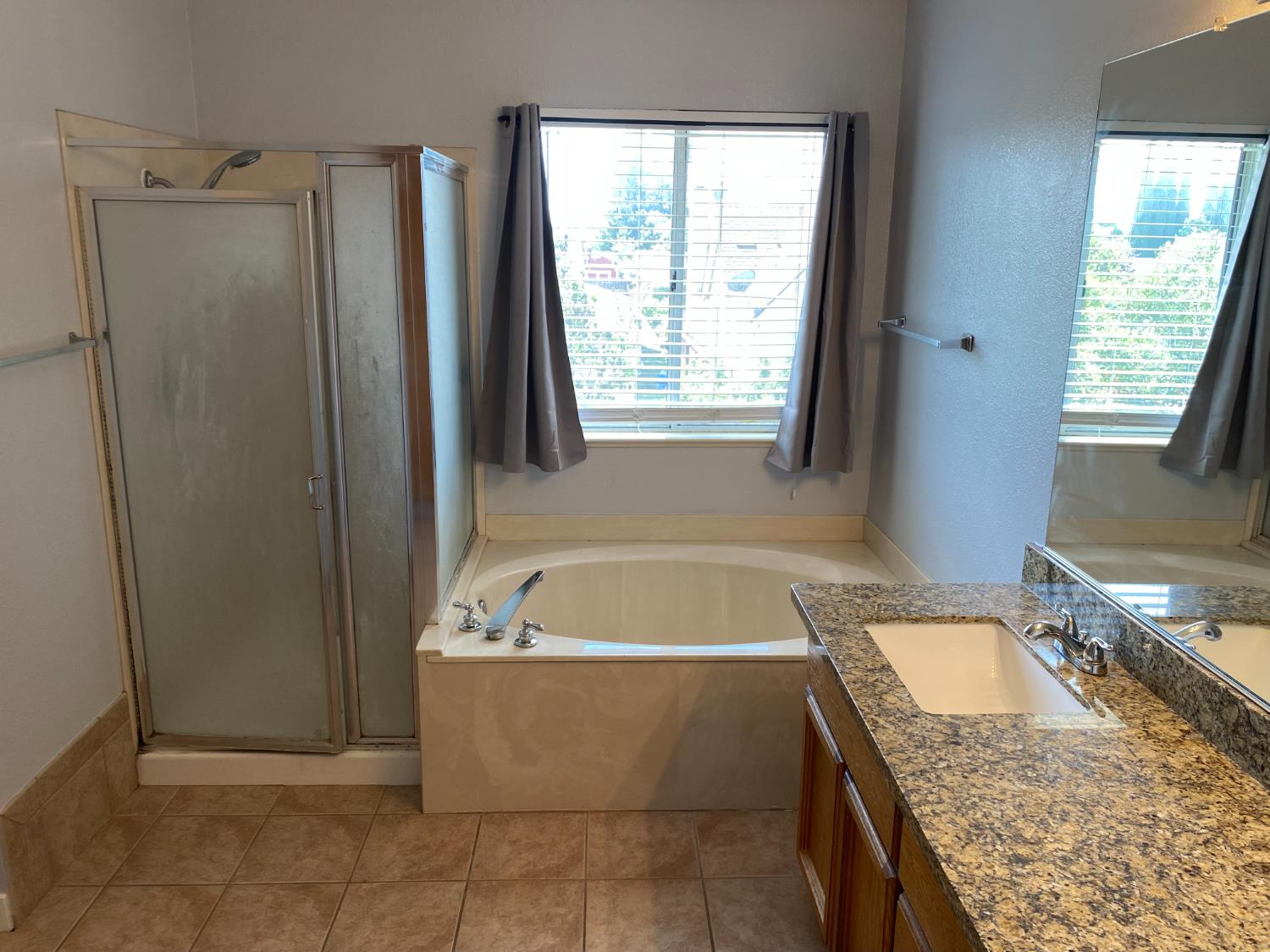 2500 Country Manor Dr, Riverbank, CA 95367