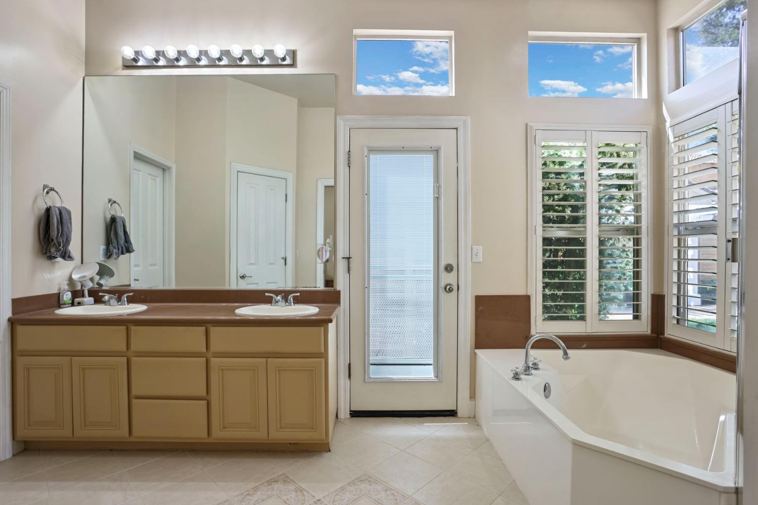 3220 New London Ln, Modesto, CA 95355