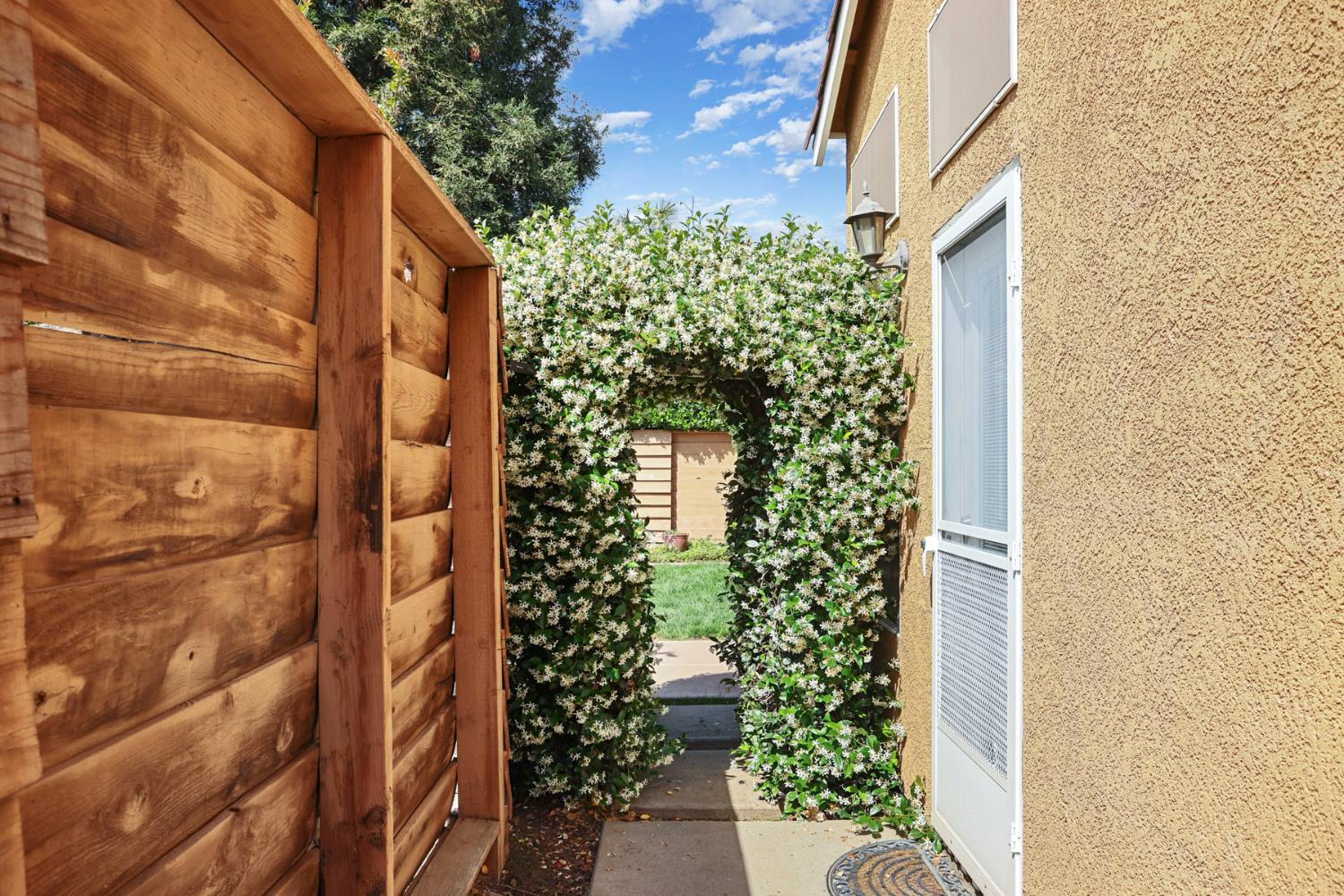 3220 New London Ln, Modesto, CA 95355