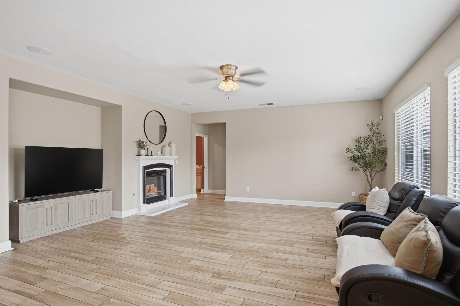 1527 Phlox Dr, Patterson, CA 95363