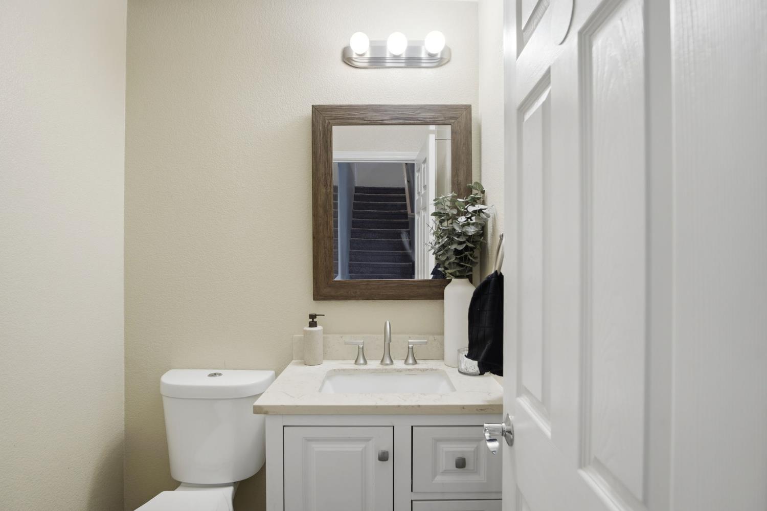 1527 Phlox Dr, Patterson, CA 95363