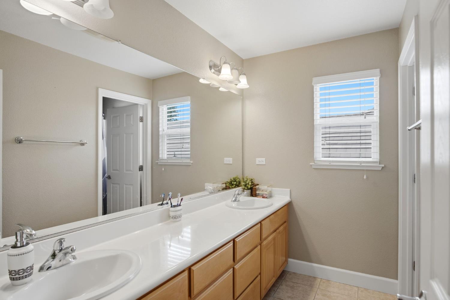 1527 Phlox Dr, Patterson, CA 95363