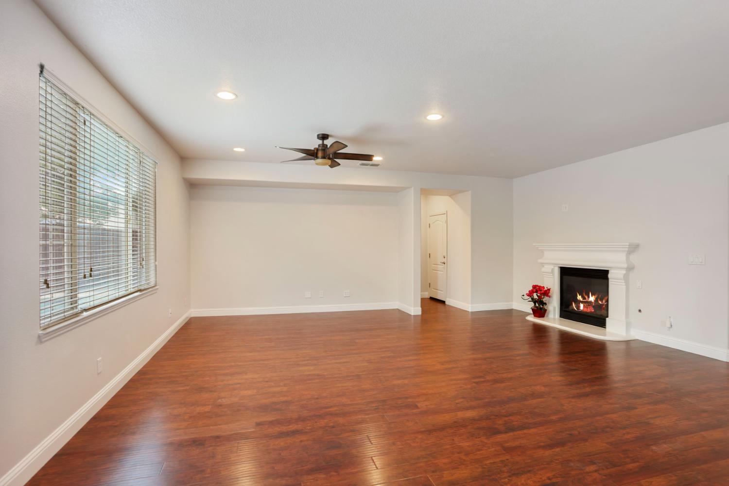 574 Mustang Dr, Oakdale, CA 95361