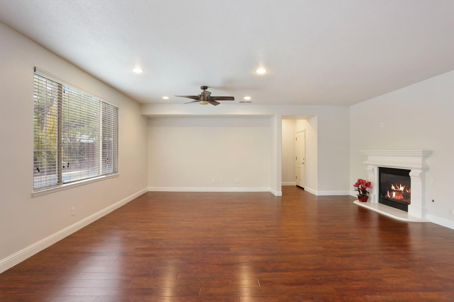 574 Mustang Dr, Oakdale, CA 95361