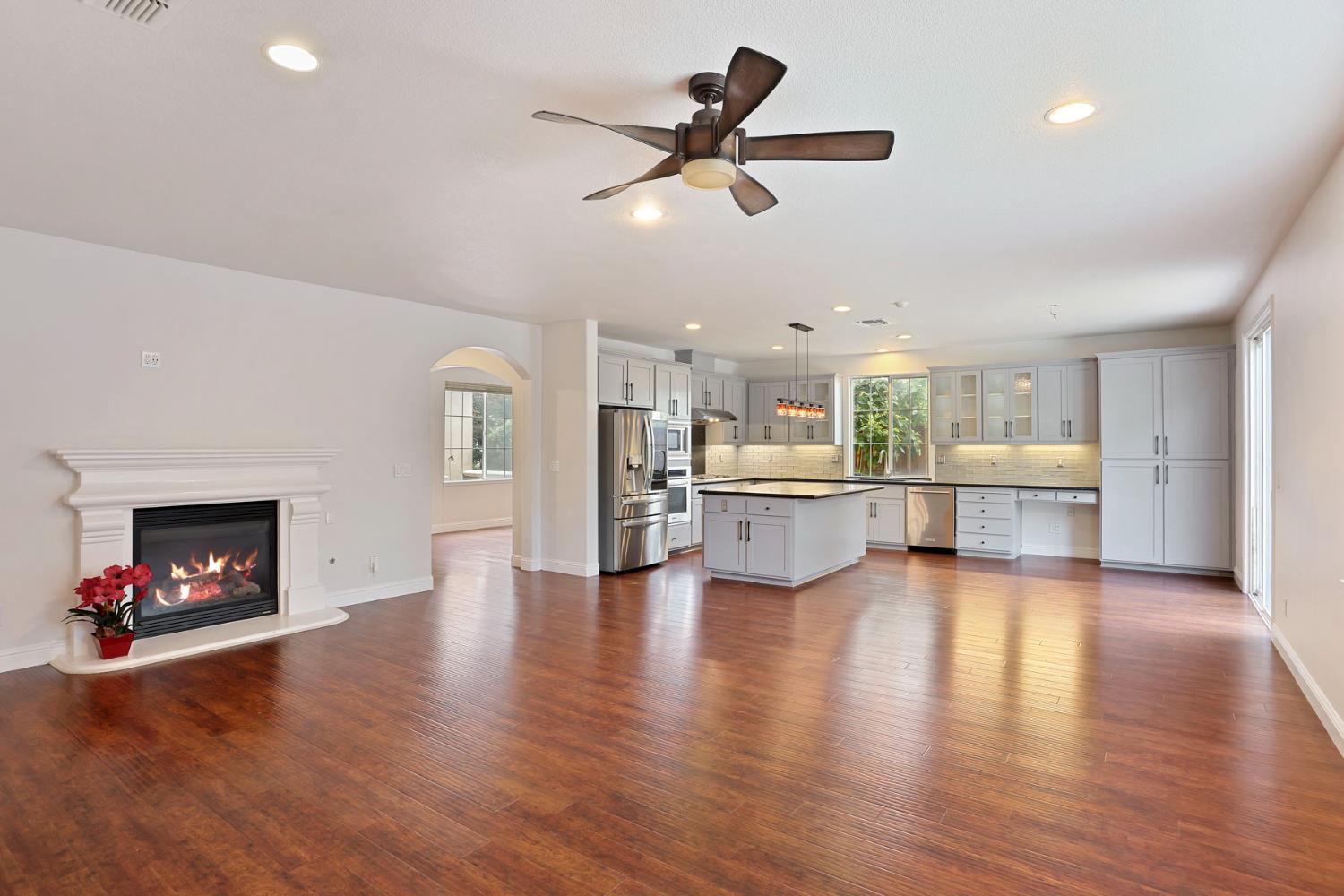 574 Mustang Dr, Oakdale, CA 95361