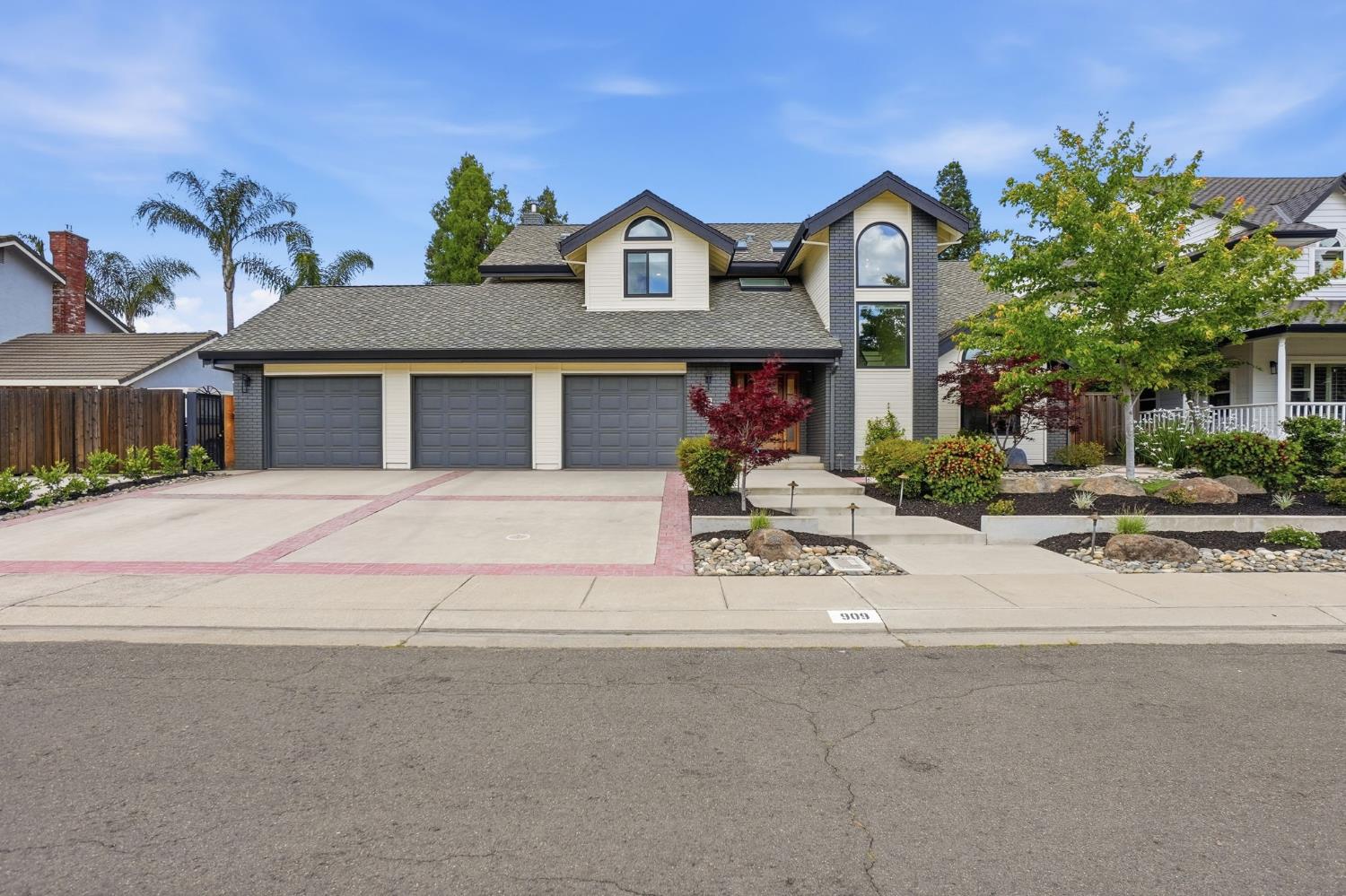 909 Opal Ln, Ripon, CA 95366