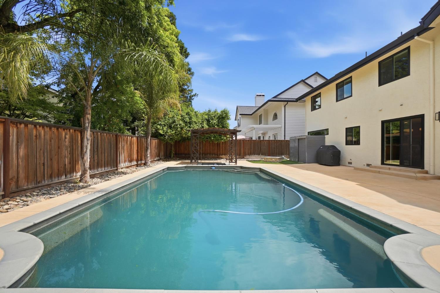 909 Opal Ln, Ripon, CA 95366