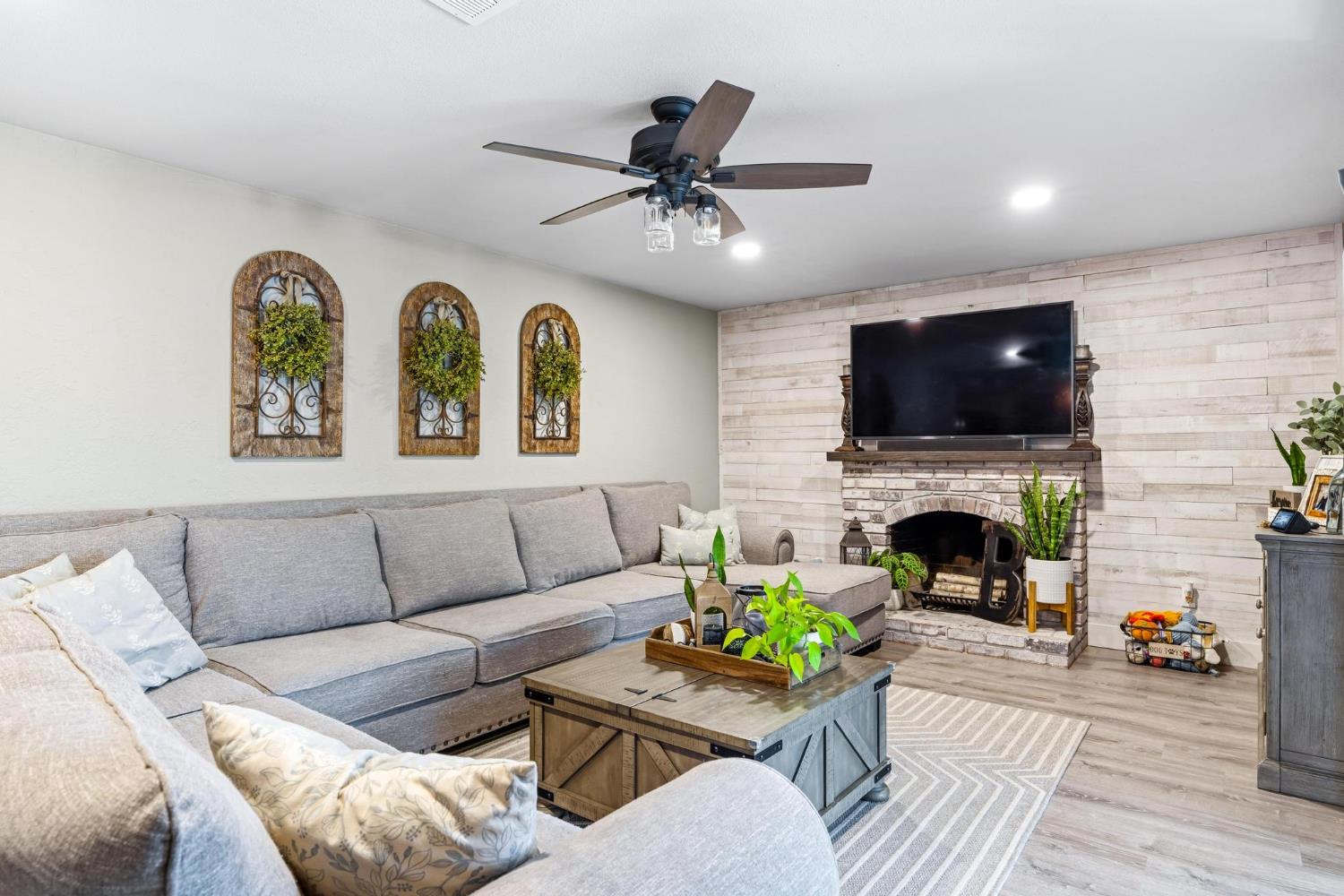 5743 Mohican Dr, Manteca, CA 95336