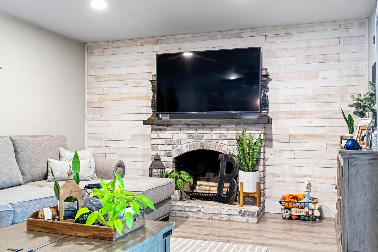 5743 Mohican Dr, Manteca, CA 95336