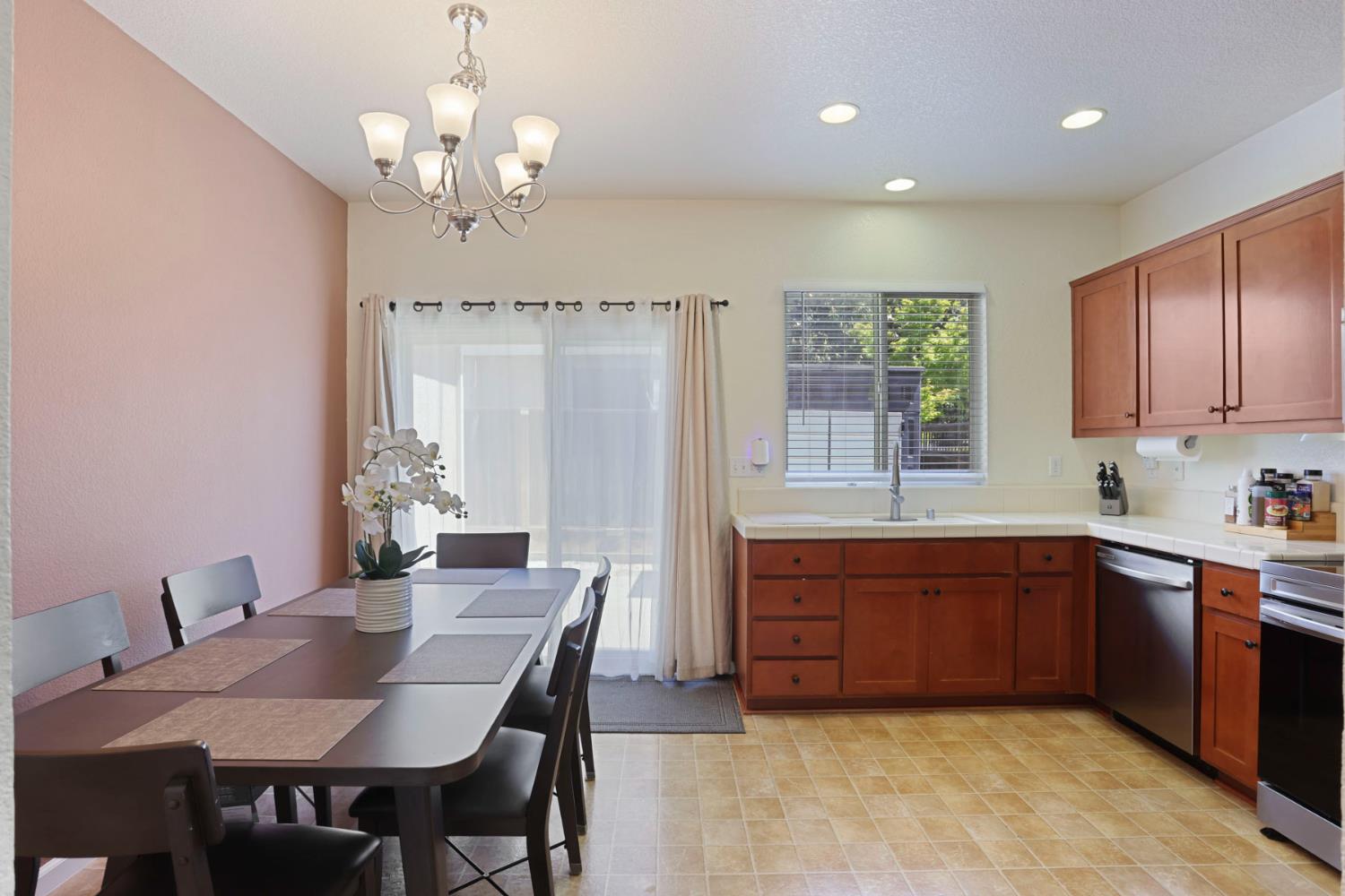 1494 Hearthsong Dr, Manteca, CA 95337