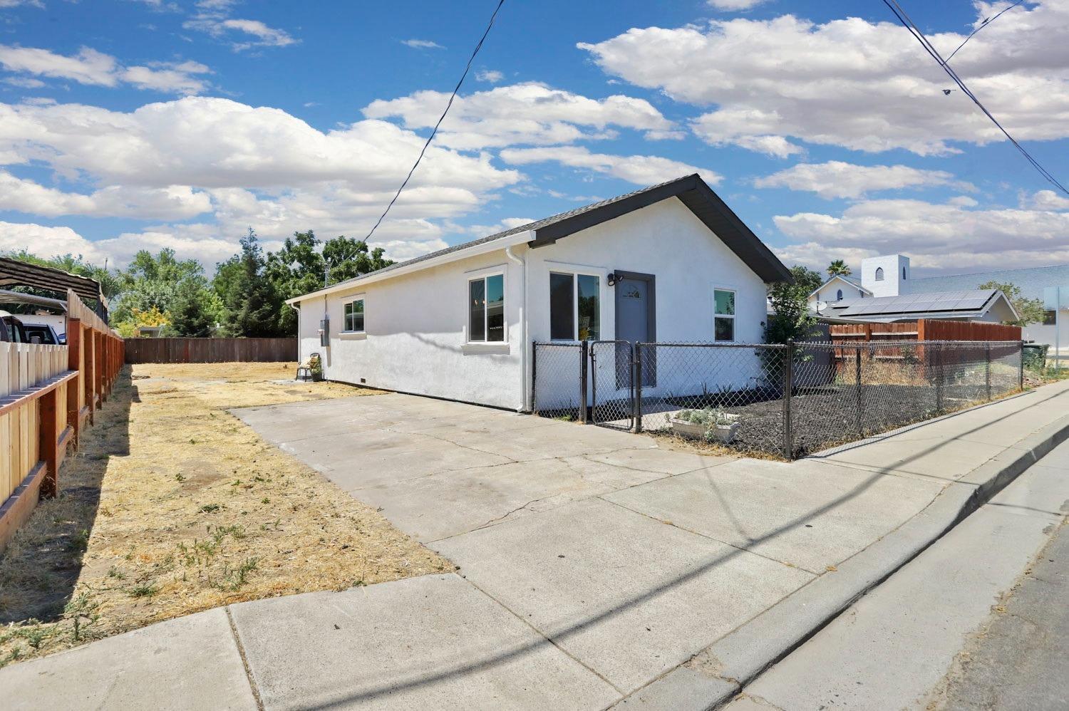 225 Church St, Waterford, CA 95386