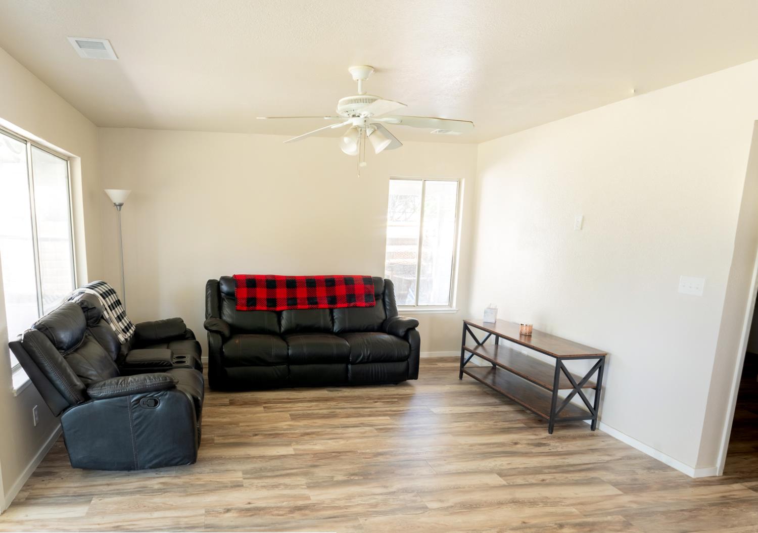 16973 Yvonne Dr, Delhi, CA 95315