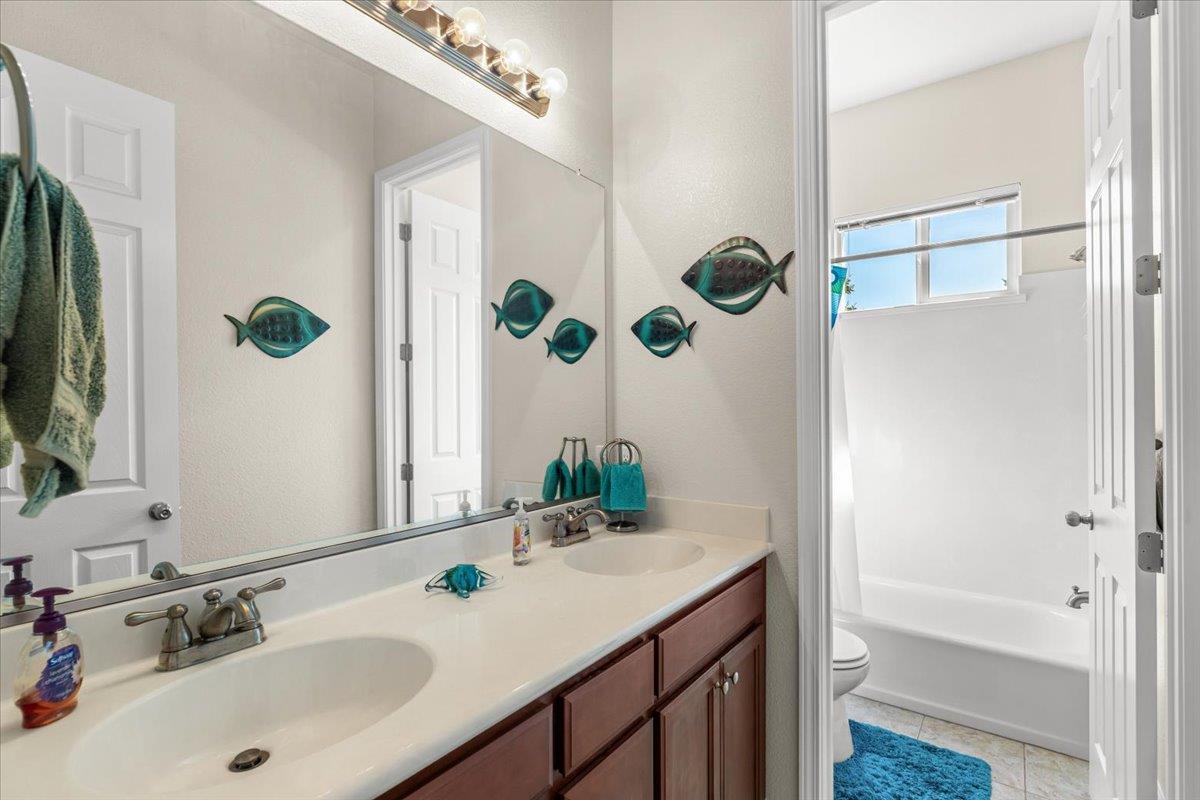 805 Freedom Point Way, Manteca, CA 95336