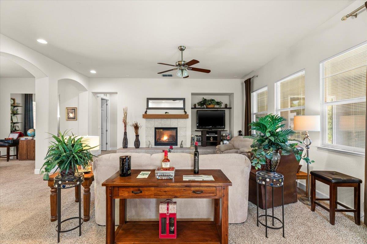 805 Freedom Point Way, Manteca, CA 95336