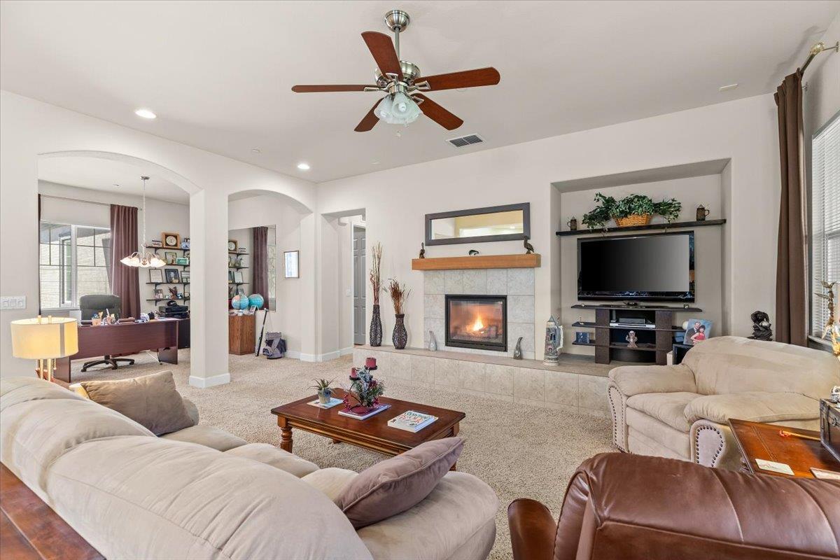 805 Freedom Point Way, Manteca, CA 95336