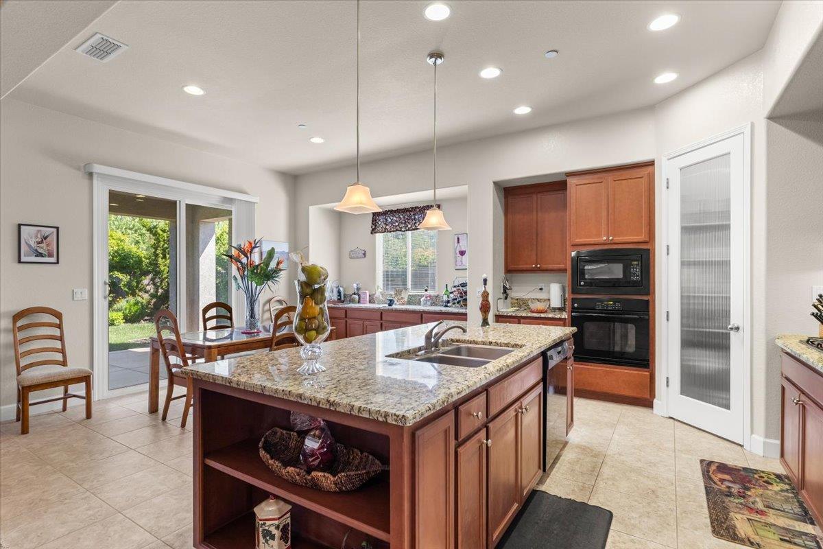 805 Freedom Point Way, Manteca, CA 95336