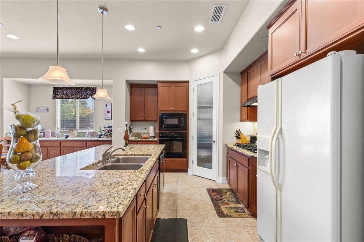 805 Freedom Point Way, Manteca, CA 95336