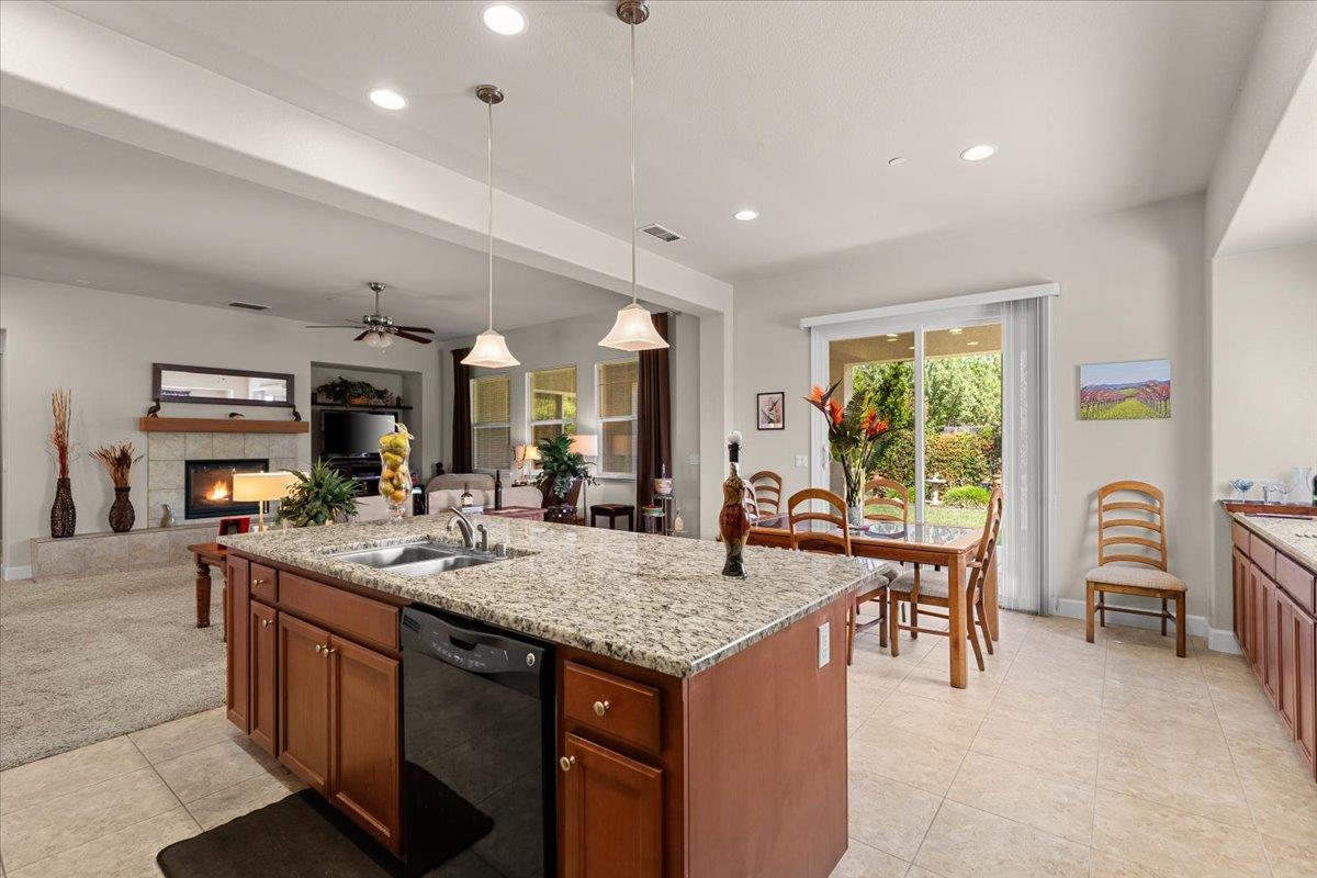 805 Freedom Point Way, Manteca, CA 95336