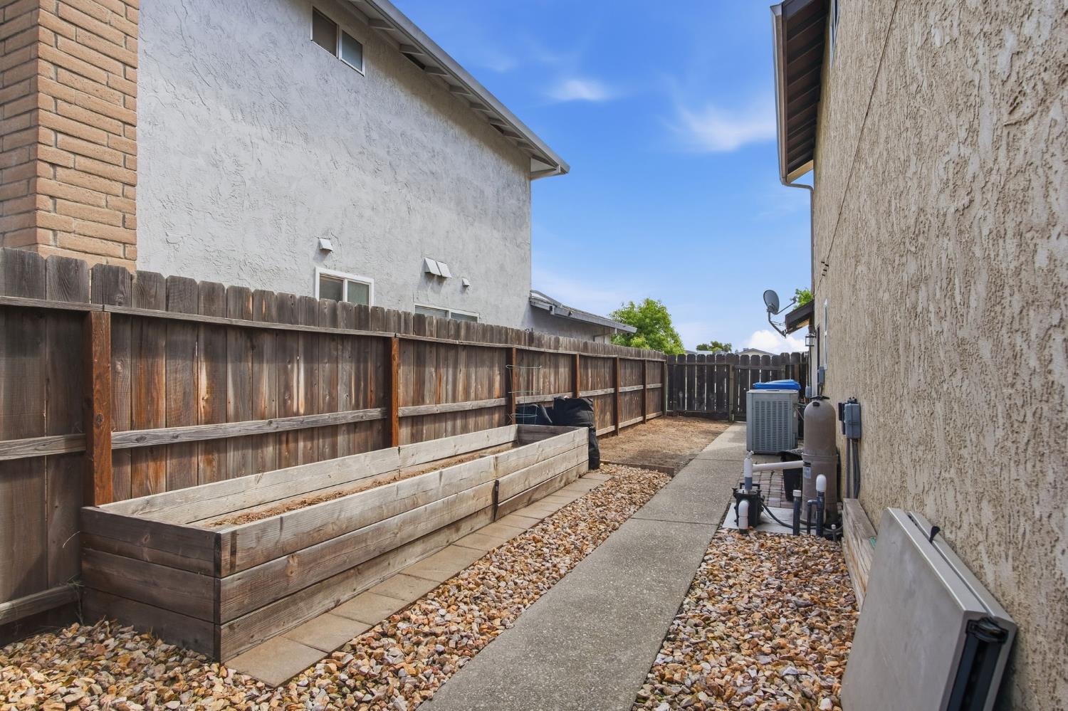 1669 London Ave, Manteca, CA 95336