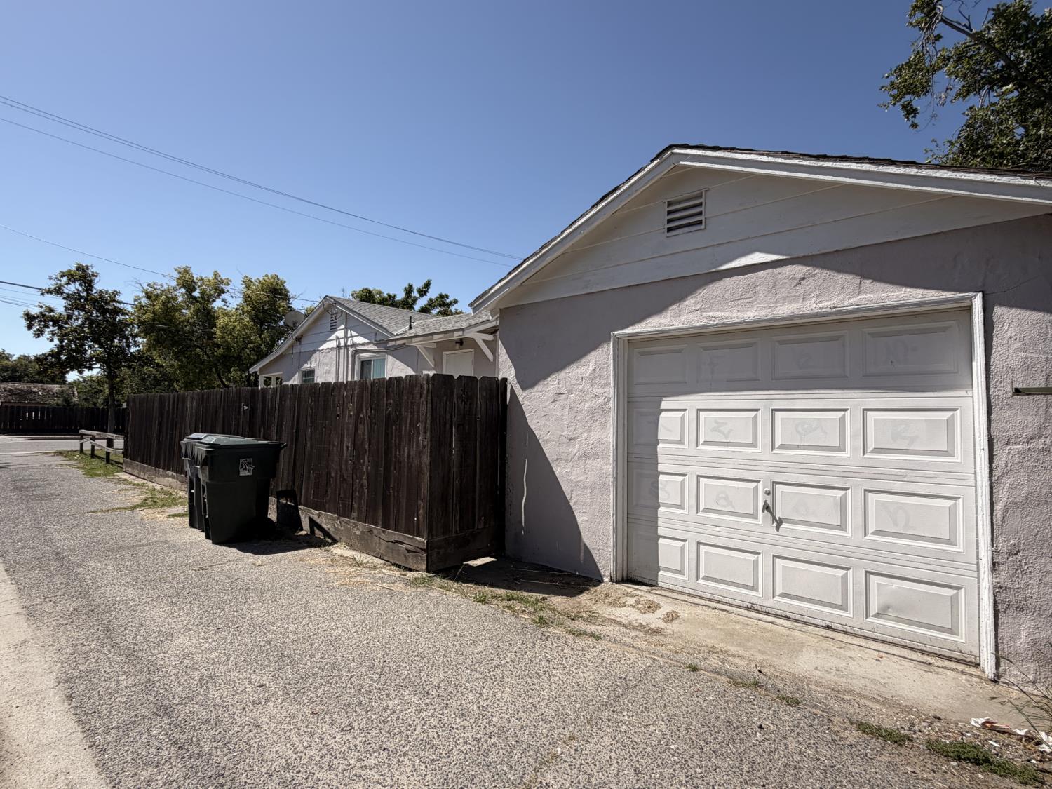 713 W 4th St, Madera, CA 93637