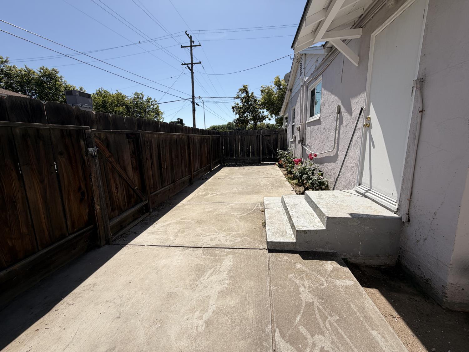713 W 4th St, Madera, CA 93637